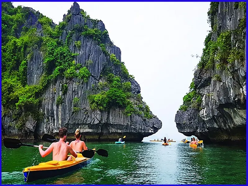 Chèo kayak trên Vịnh Lan Hạ